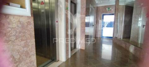 Apartamento t2 com parqueamento em santo antónio dos cavaleiros (loures)