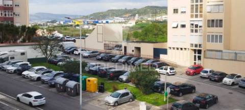Apartamento t2 com parqueamento em santo antónio dos cavaleiros (loures)