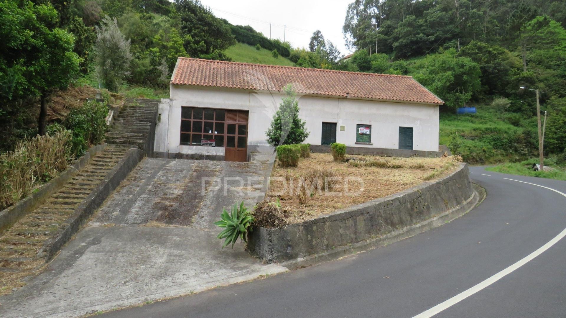 Moradia térrea t2 com terreno (750m2) no santo da serra