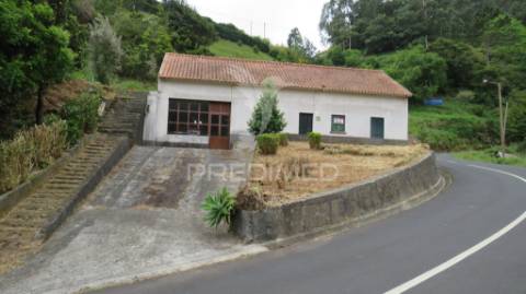 Moradia térrea t2 com terreno (750m2) no santo da serra