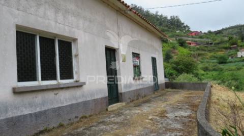 Moradia térrea t2 com terreno (750m2) no santo da serra