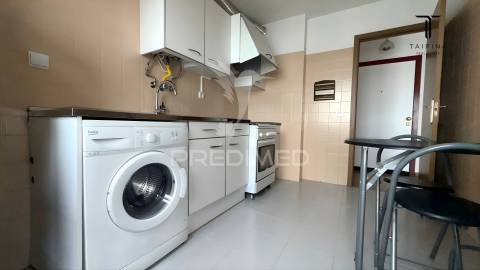 Apartamento t1 com vista desafogada | 55 m² | elevadores | parqueamento | monte da caparica