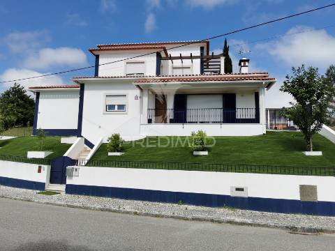 Moradia t4 de luxo semi-nova em tomar