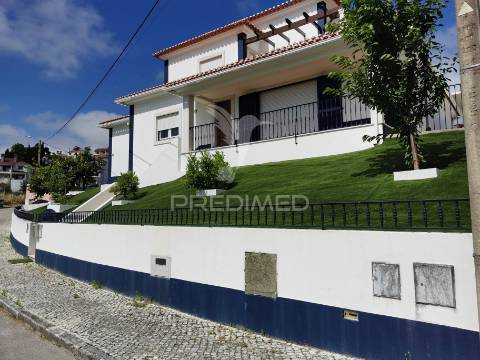 Moradia t4 de luxo semi-nova em tomar