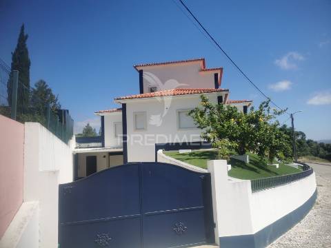 Moradia t4 de luxo semi-nova em tomar