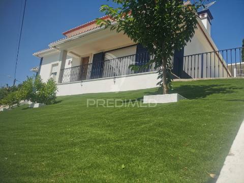 Moradia t4 de luxo semi-nova em tomar