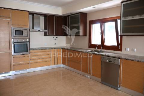 Moradia independente t5 | 600 m² de exclusividade, conforto e privacidade em porto de mós