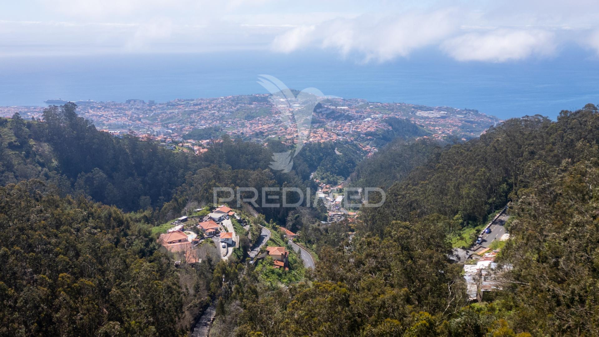 Terreno com frente estrada e vista mar.