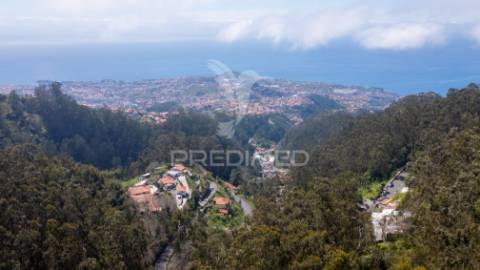 Terreno com frente estrada e vista mar.