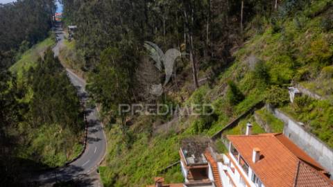 Terreno com frente estrada e vista mar.