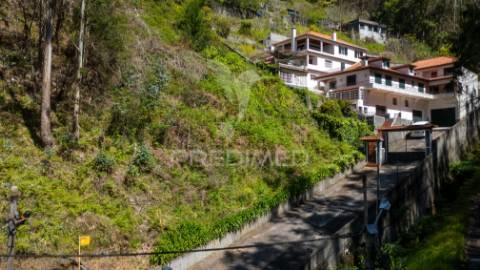 Terreno com frente estrada e vista mar.