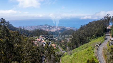 Terreno com frente estrada e vista mar.