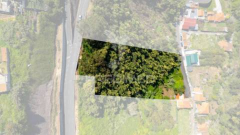 Terreno rústico com duas frentes de estrada