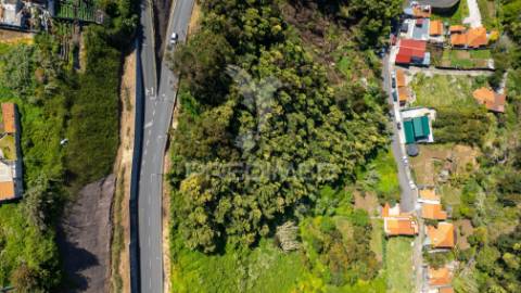 Terreno rústico com duas frentes de estrada