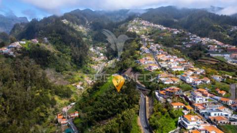 Terreno rústico com duas frentes de estrada