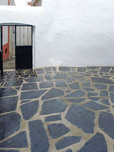 Moradia composta de 2 apartamentos t1 remodelados