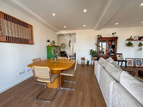 Excelente apartamento remodelado em almada com vista rio