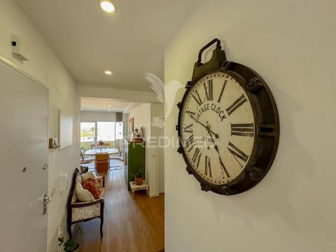 Excelente apartamento remodelado em almada com vista rio