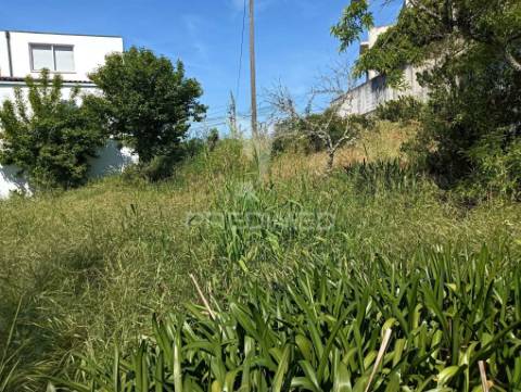 Moradia com terreno e projeto aprovado