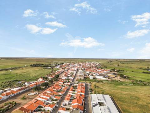 Moradia t3 com espaço exterior em entradas, concelho de castro verde.
