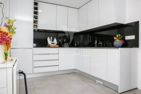 Apartamento t2 semi novo com terraço em santo antónio dos cavaleiros