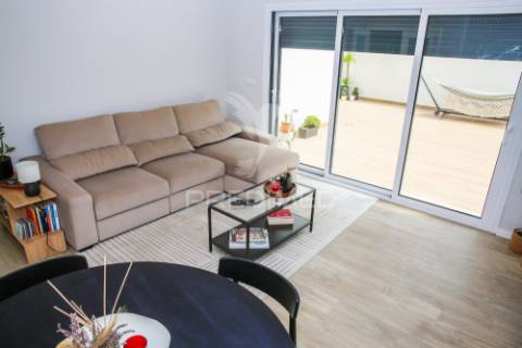 Apartamento t2 semi novo com terraço em santo antónio dos cavaleiros