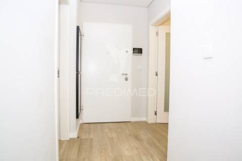 Apartamento t2 semi novo com terraço em santo antónio dos cavaleiros