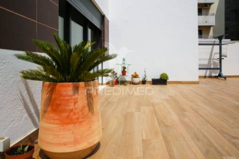 Apartamento t2 semi novo com terraço em santo antónio dos cavaleiros