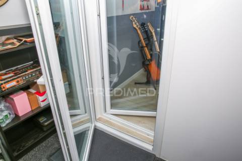 Apartamento t2 semi novo com terraço em santo antónio dos cavaleiros