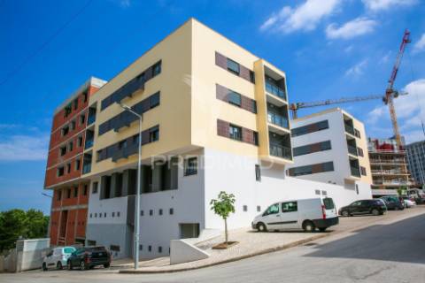 Apartamento t2 semi novo com terraço em santo antónio dos cavaleiros