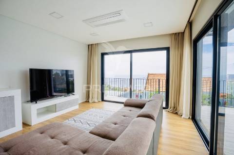 Moradia com vista mar deslumbrante sobre a baía do funchal | piscina | anexo com churrasqueira