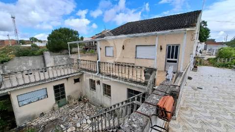 Moradia t2+1,garagem,anexos,arneiro das milhariças, santarém