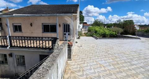 Moradia t2+1,garagem,anexos,arneiro das milhariças, santarém