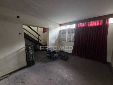 Moradia para reabilitação total em mafamude vila nova de gaia