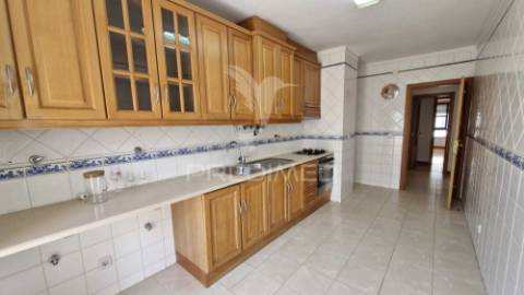 Apartamento t2 para arrendamento no centro da cidade de caldas da rainha