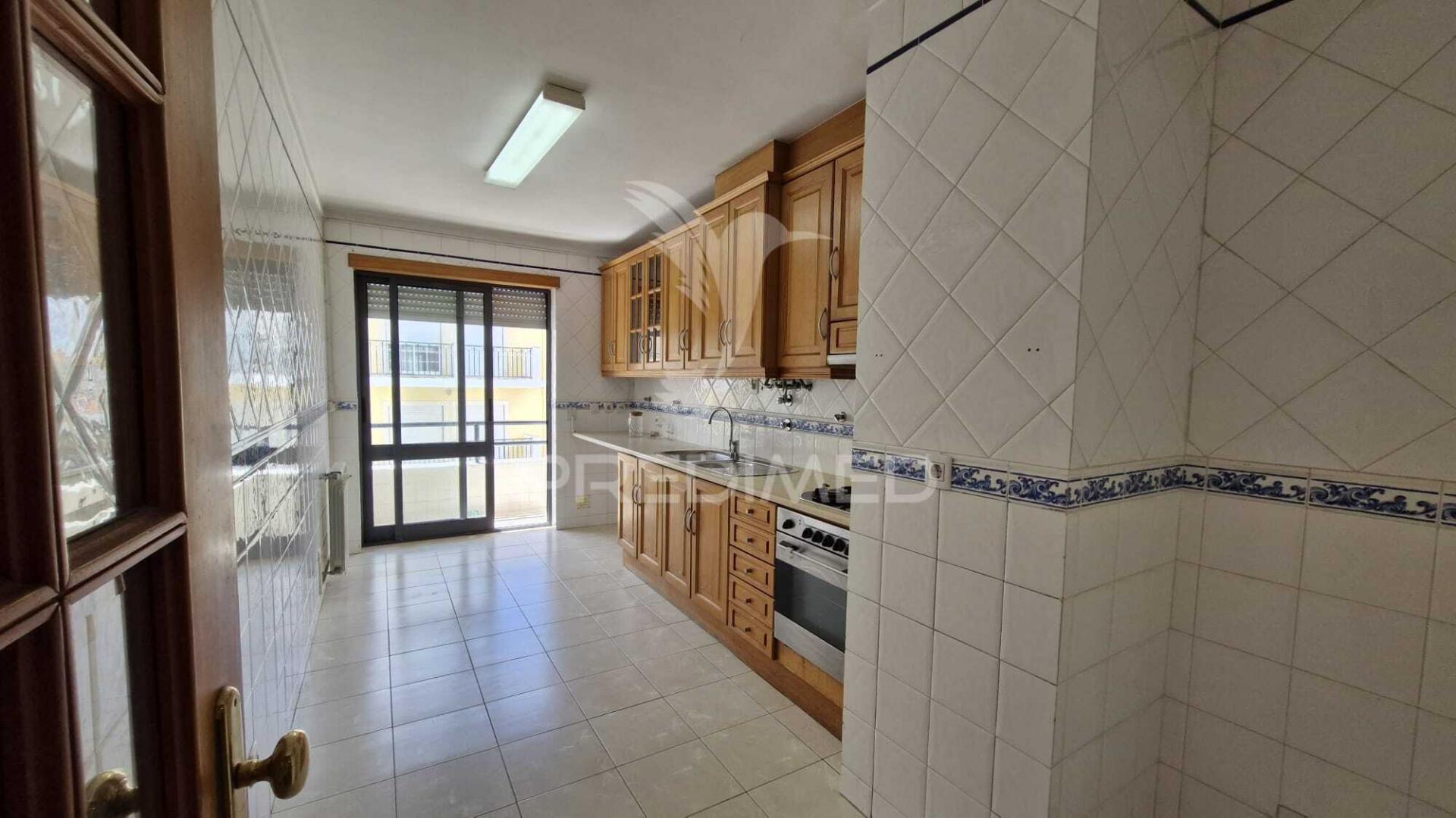 Apartamento t2 para arrendamento no centro da cidade de caldas da rainha