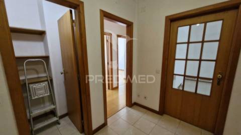 Apartamento t2 para arrendamento no centro da cidade de caldas da rainha