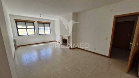 Apartamento t2 para arrendamento no centro da cidade de caldas da rainha