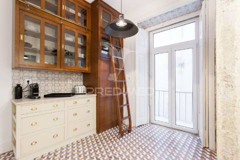 T2 renovado e mobilado, para arrendar no bairro alto