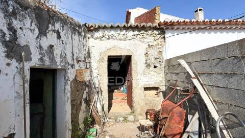 Casa térrea para recuperação total. com quintal