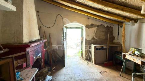Casa térrea para recuperação total. com quintal