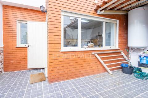 Moradia unifamiliar t3 com quintal e garagem - évora