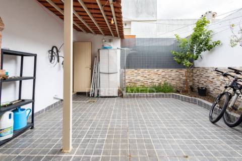 Moradia unifamiliar t3 com quintal e garagem - évora