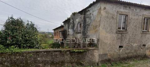 Moradia para restauro, com terreno em s. mamede do coronado - trofa