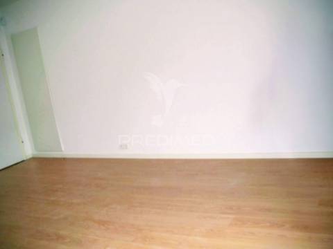 Apartamento com 52 m², localizado num 4º andar com elevador.