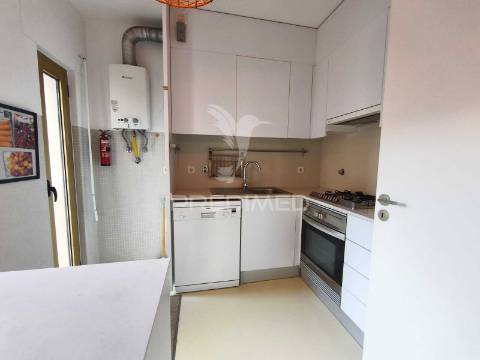 Apartamento com 52 m², localizado num 4º andar com elevador.