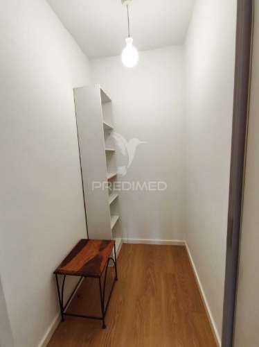 Apartamento com 52 m², localizado num 4º andar com elevador.