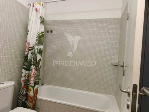 Apartamento com 52 m², localizado num 4º andar com elevador.