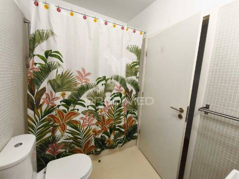 Apartamento com 52 m², localizado num 4º andar com elevador.