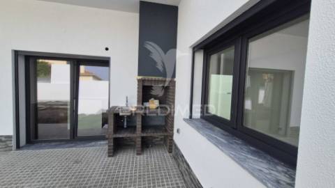 Excelente moradia t3+1 com area exterior.